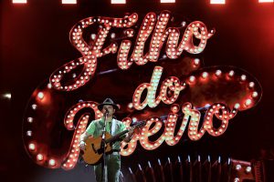 Filho do Piseiro reúne multidão em show na Ponta Negra