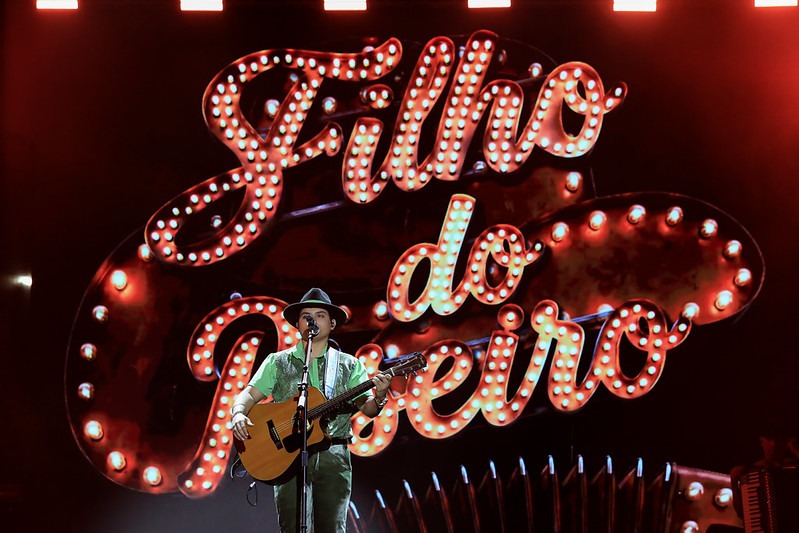Filho do Piseiro reúne multidão em show na Ponta Negra