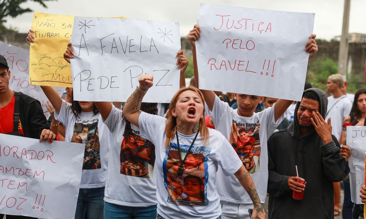 Moradores de favelas rejeitam operações policiais violentas no Rio, aponta pesquisa