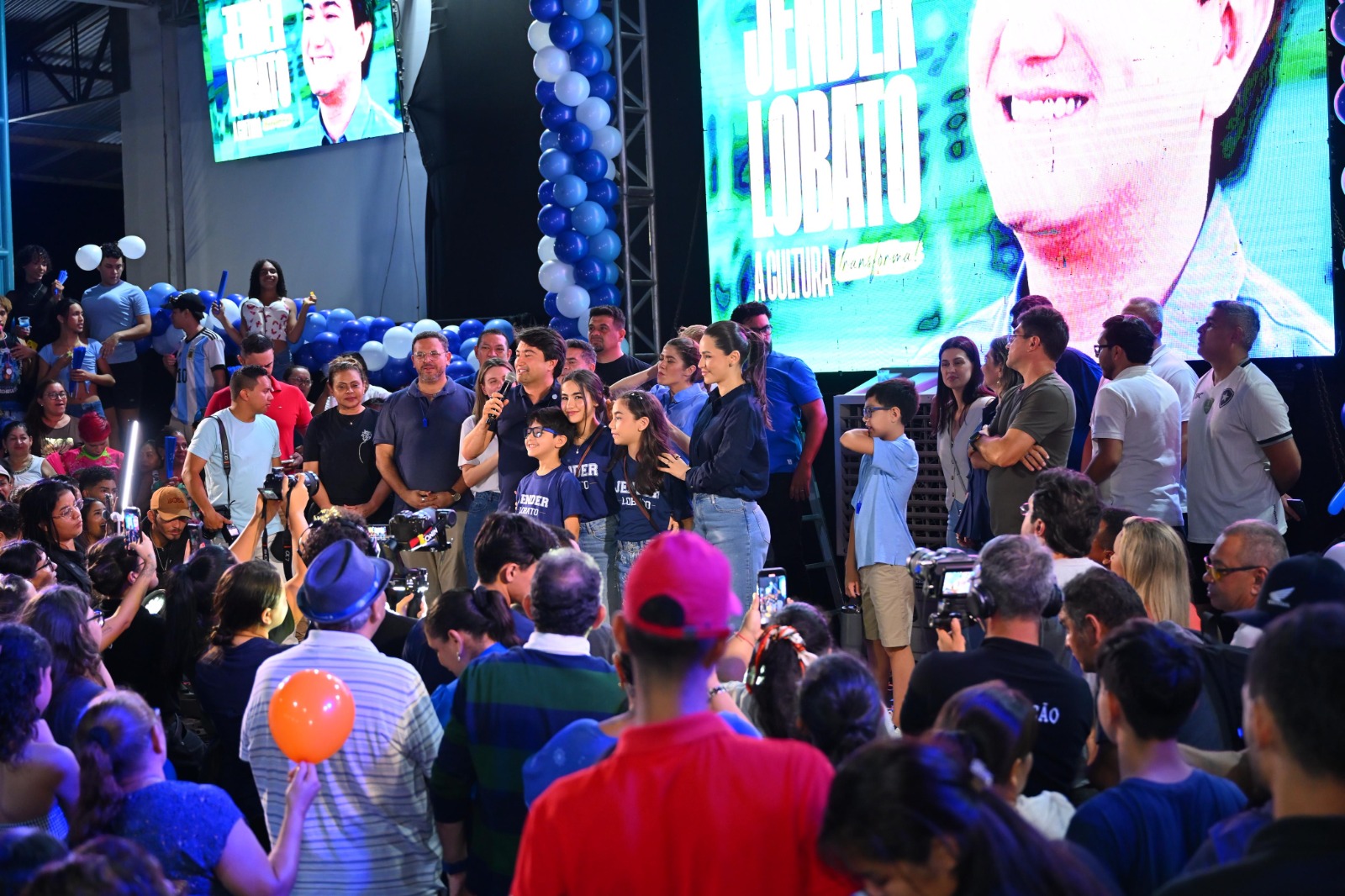David Almeida reúne multidão no lançamento de Jender Lobato