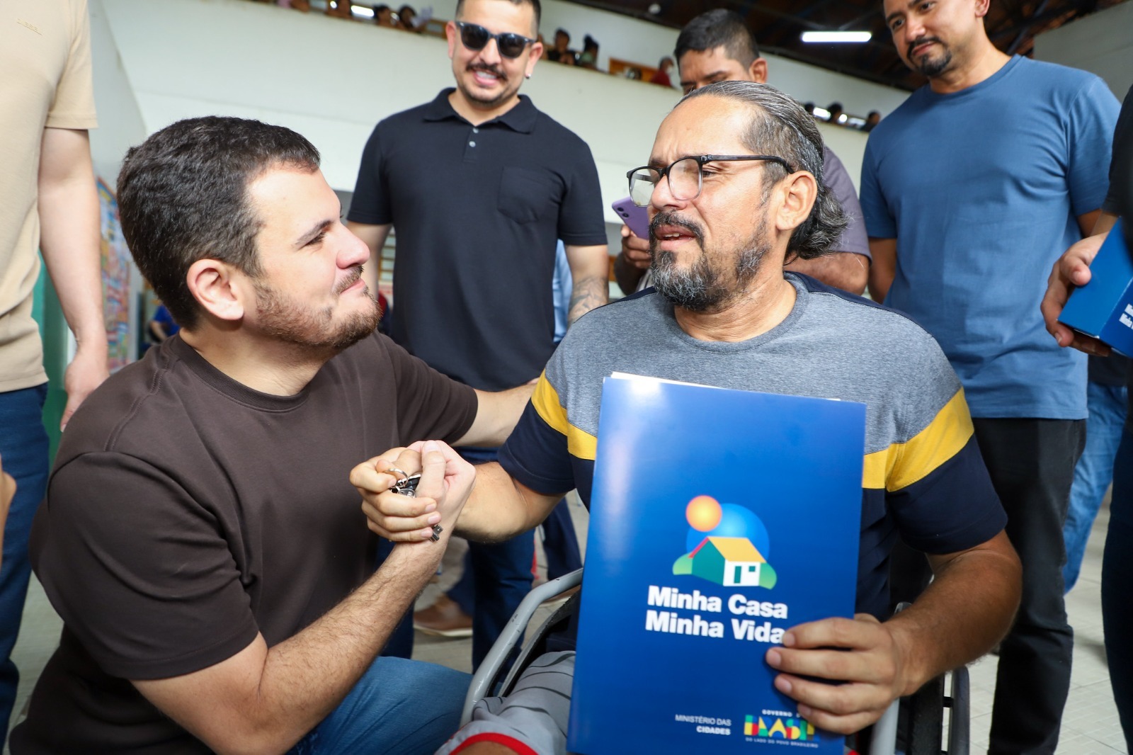 Renato Junior entrega moradias para famílias em Manaus