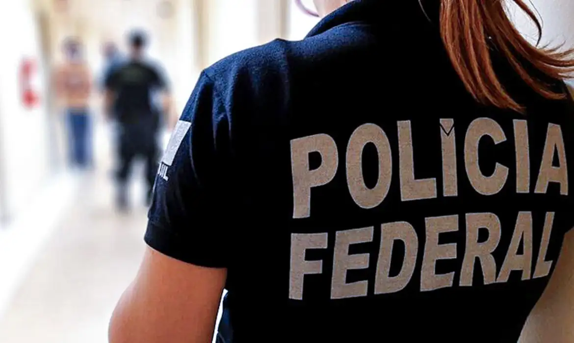 Polícia Federal apreende celulares em combate a crimes infantis