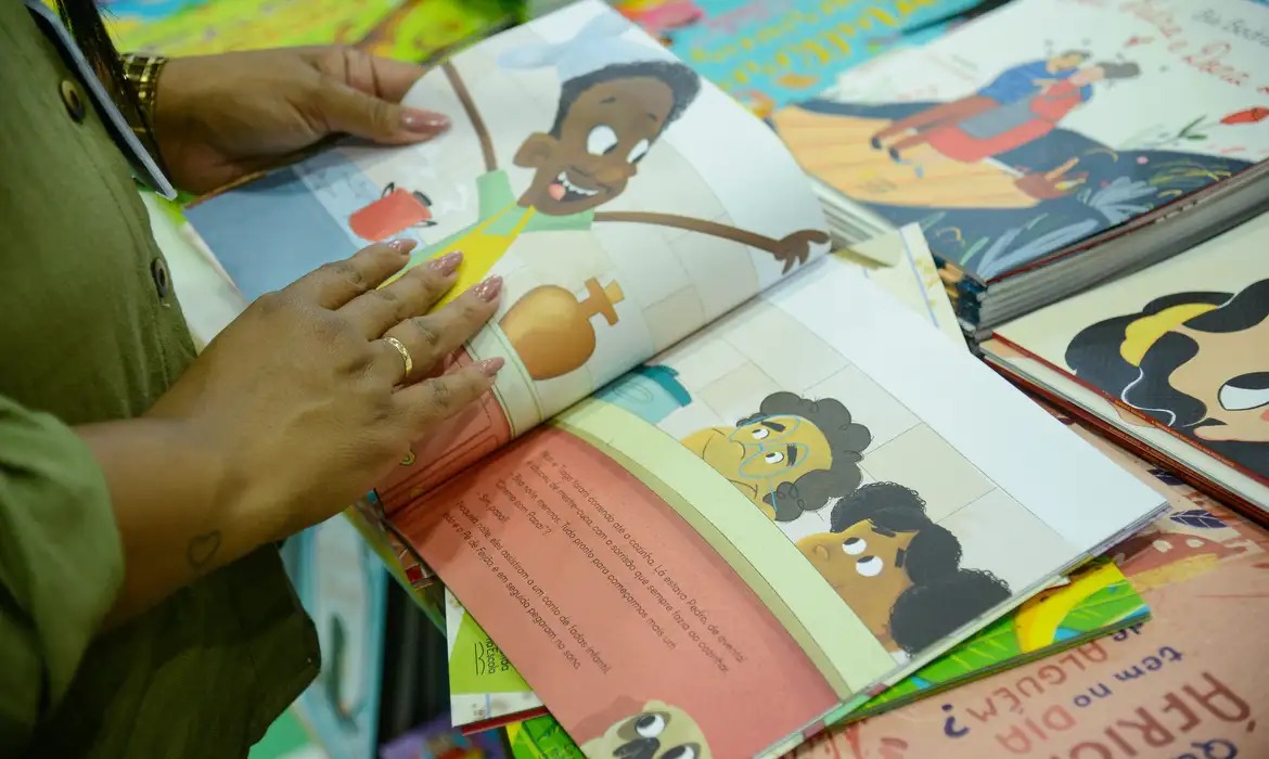 Bienal nas Escolas incentiva leitura com tema da Copa