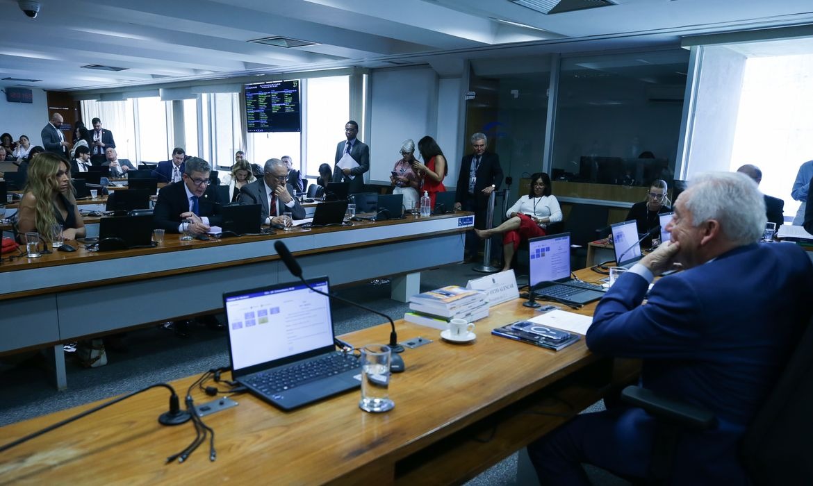 Otimizado: Senado discute avanço da PEC que acaba com escala 6x1