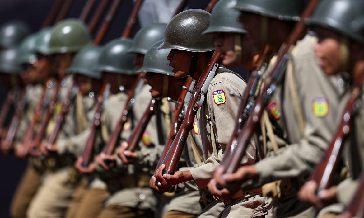 Exército mantém vigilância com orçamento reduzido