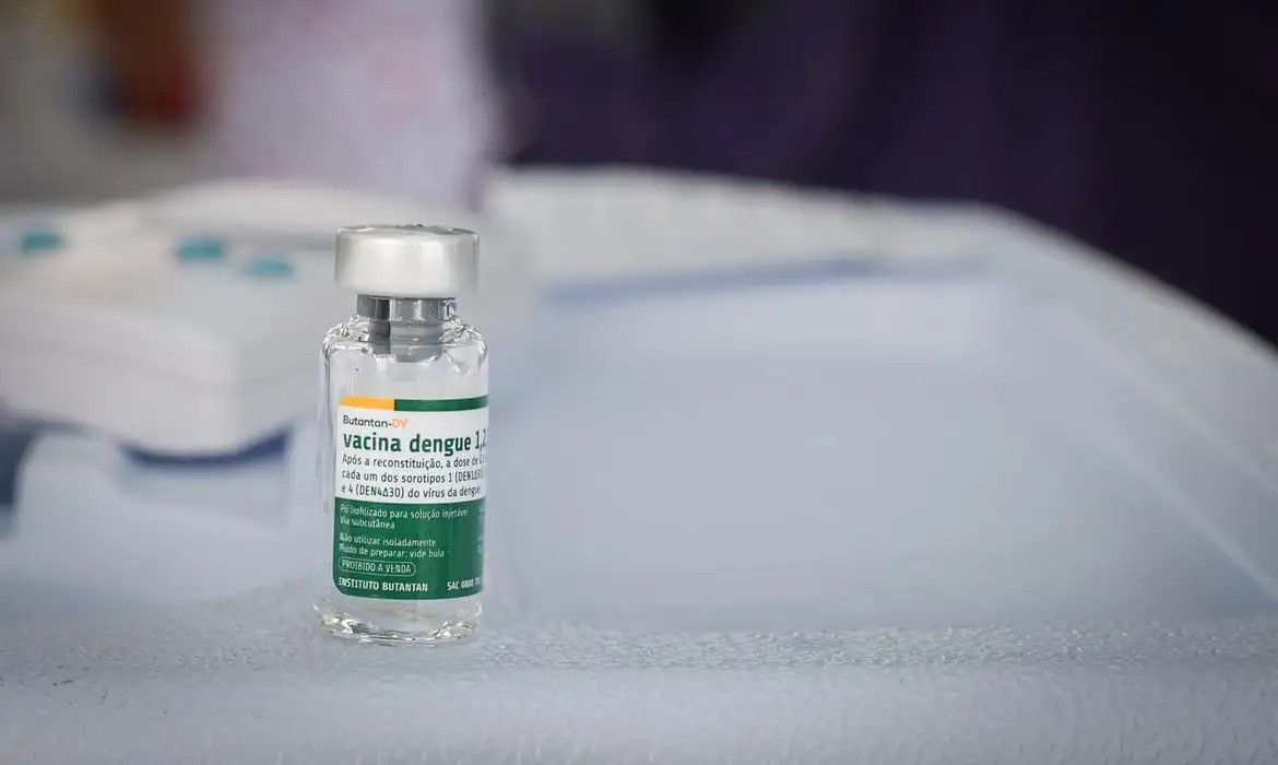 Vacina da dengue segue em estudo com idosos