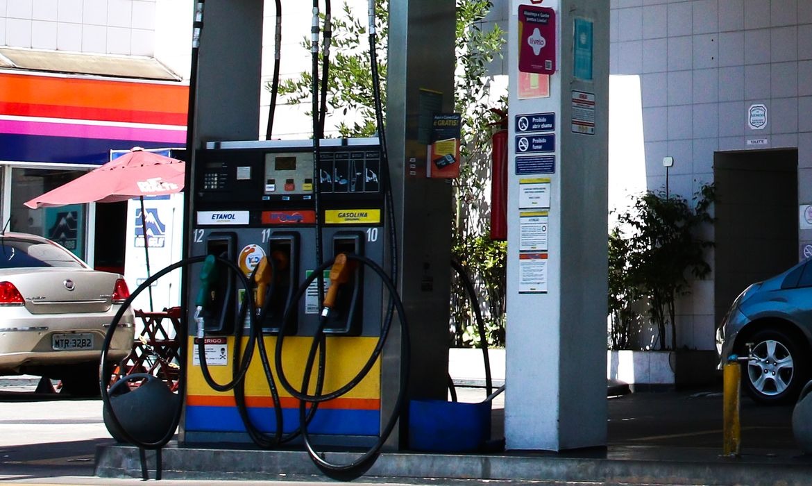 Gasolina cai com etanol mais barato no Brasil