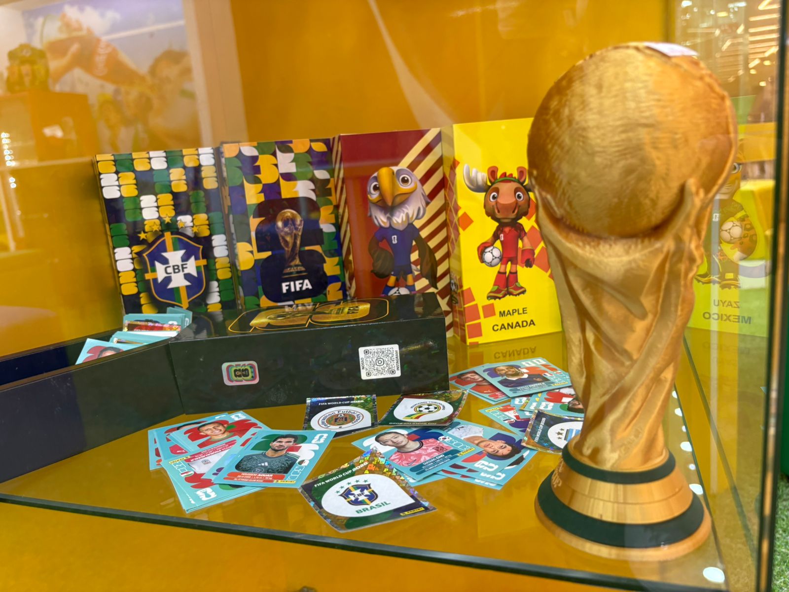 Crianças trocam telas por figurinhas