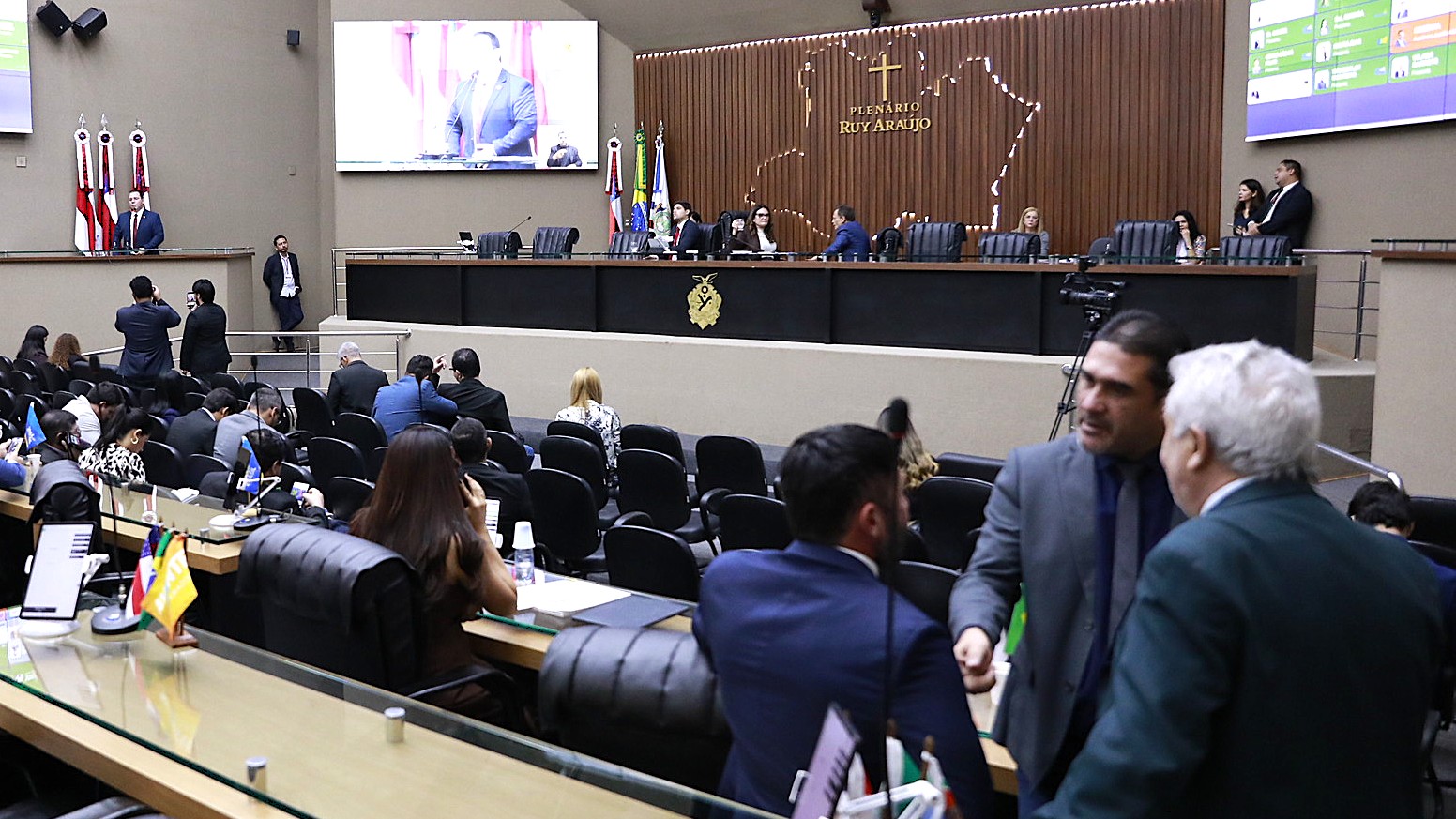 Economia e saúde dominam debates