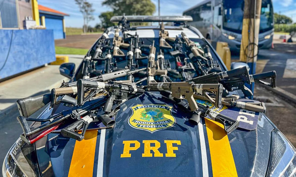 Caminhão escondia armamento de guerra