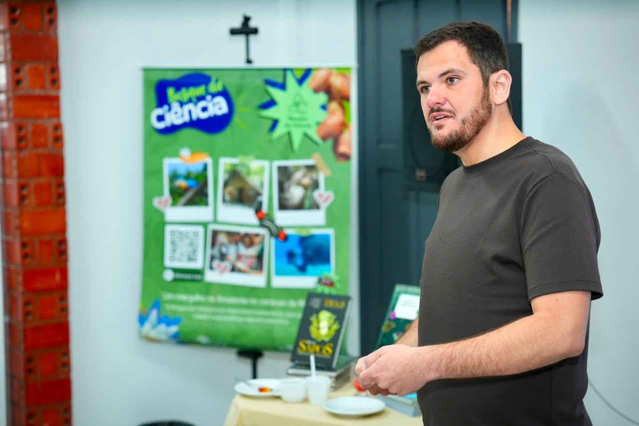 Renato Junior garante apoio a vendedora de açaí em Manaus