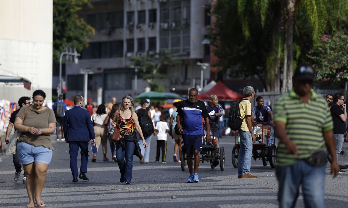 Setor surpreende e registra menor desigualdade salarial entre homens e mulheres