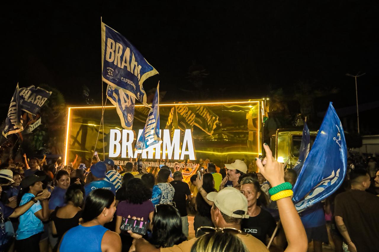 Brahma entrega caminhão dourado ao Caprichoso após título do Festival de Parintins 2026