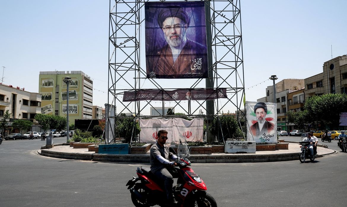 Cerimônias fúnebres de Ali Khamenei mobilizam o Irã