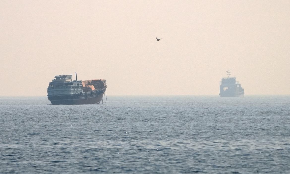 Trump recua e cancela taxa sobre navios no Estreito de Ormuz