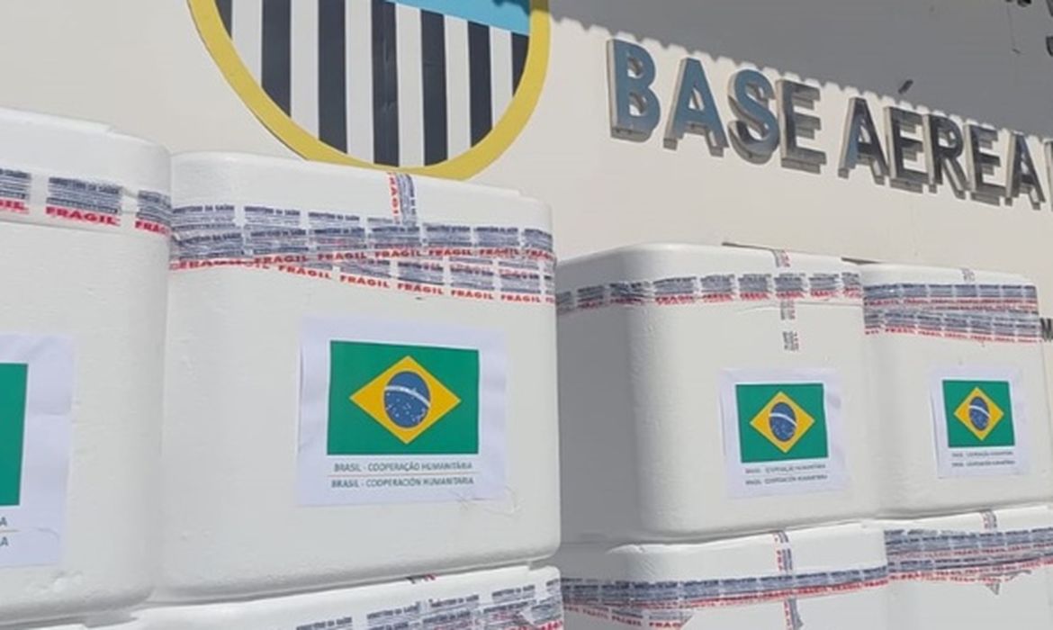 Brasil envia 690 mil doses de vacinas à Venezuela