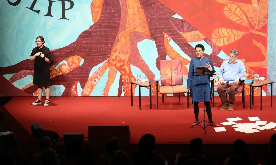 Flip homenageia Orides Fontela e destaca poesia universal
