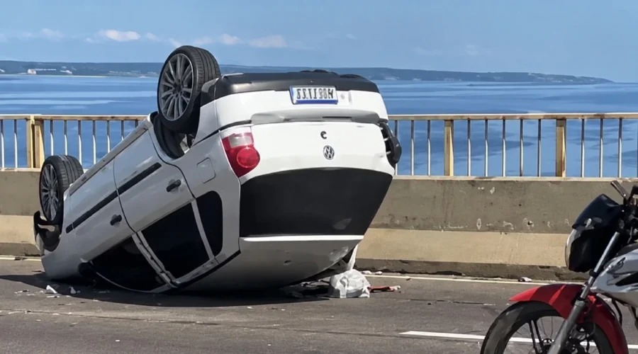 Carro capota após acidente na Ponte Rio Negro