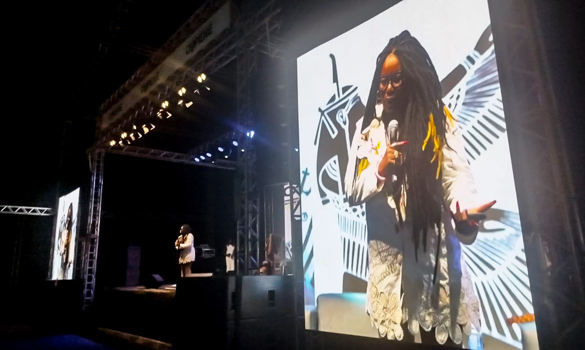 Carla Akotirene critica visão simplificada sobre o racismo