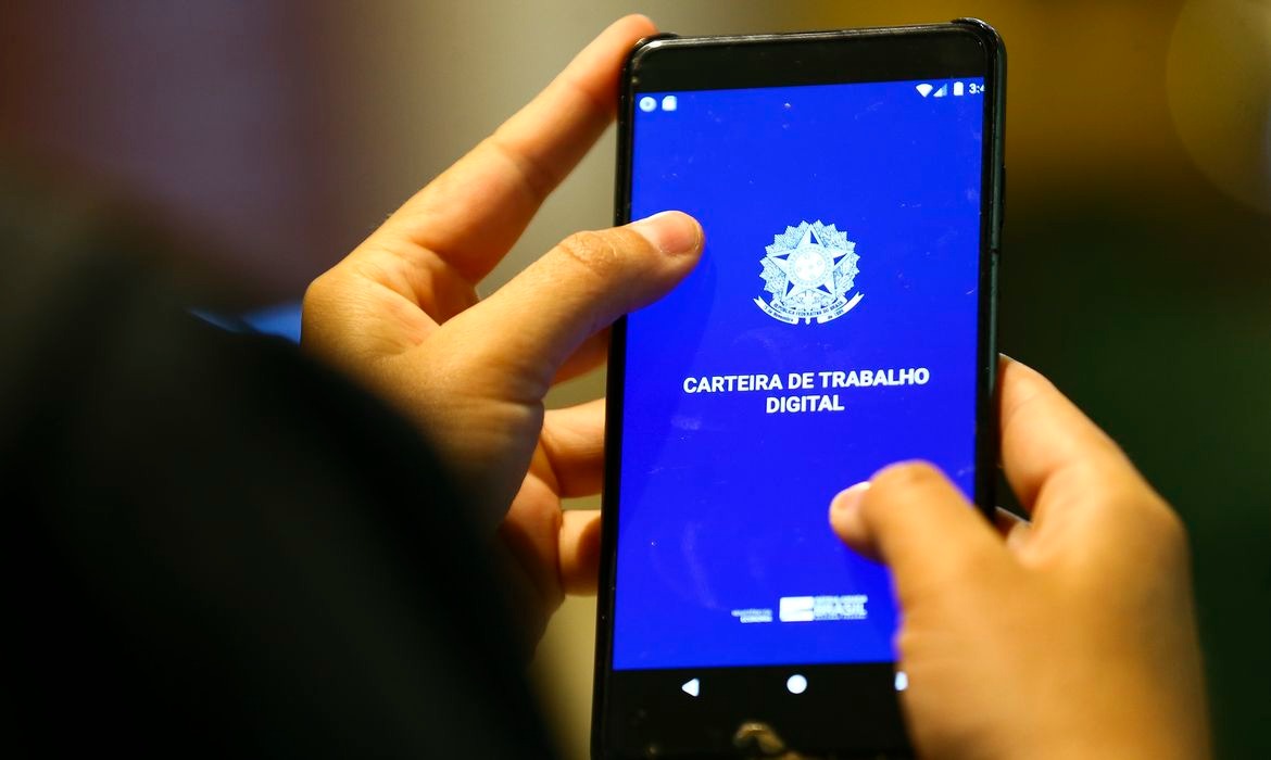 Desemprego cai para 5,4% e bate recorde no 2º trimestre