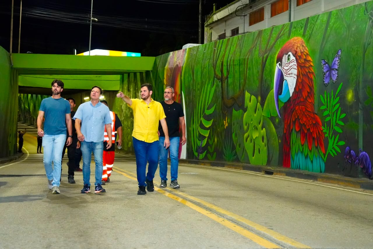 Renato Junior vistoria obra de passagem de nível em Manaus