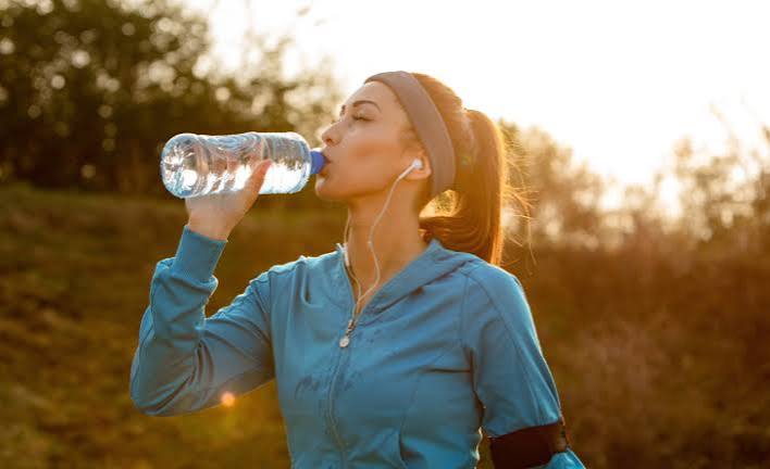 Beber água no inverno previne doenças renais e protege os rins