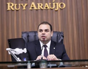 Atraso nas bolsas da UEA gera cobranças ao Governo de Roberto Cidade