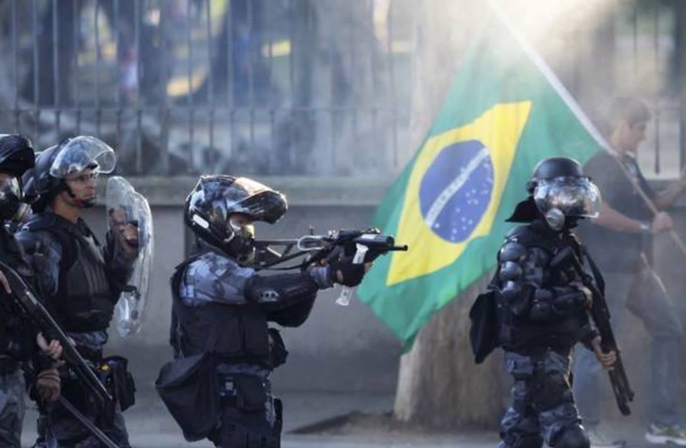 Manifestações bloqueiam vias após operação policial no Rio