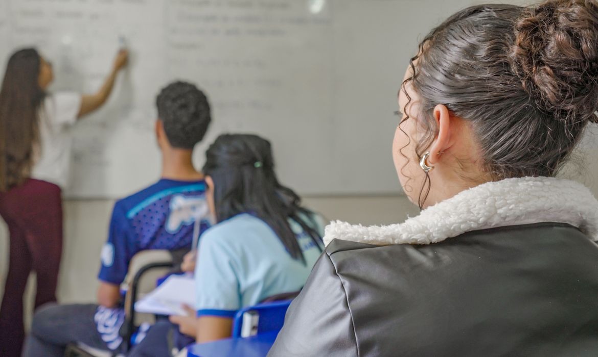 Pesquisa mostra como a gravidez precoce muda o futuro de milhares de meninas