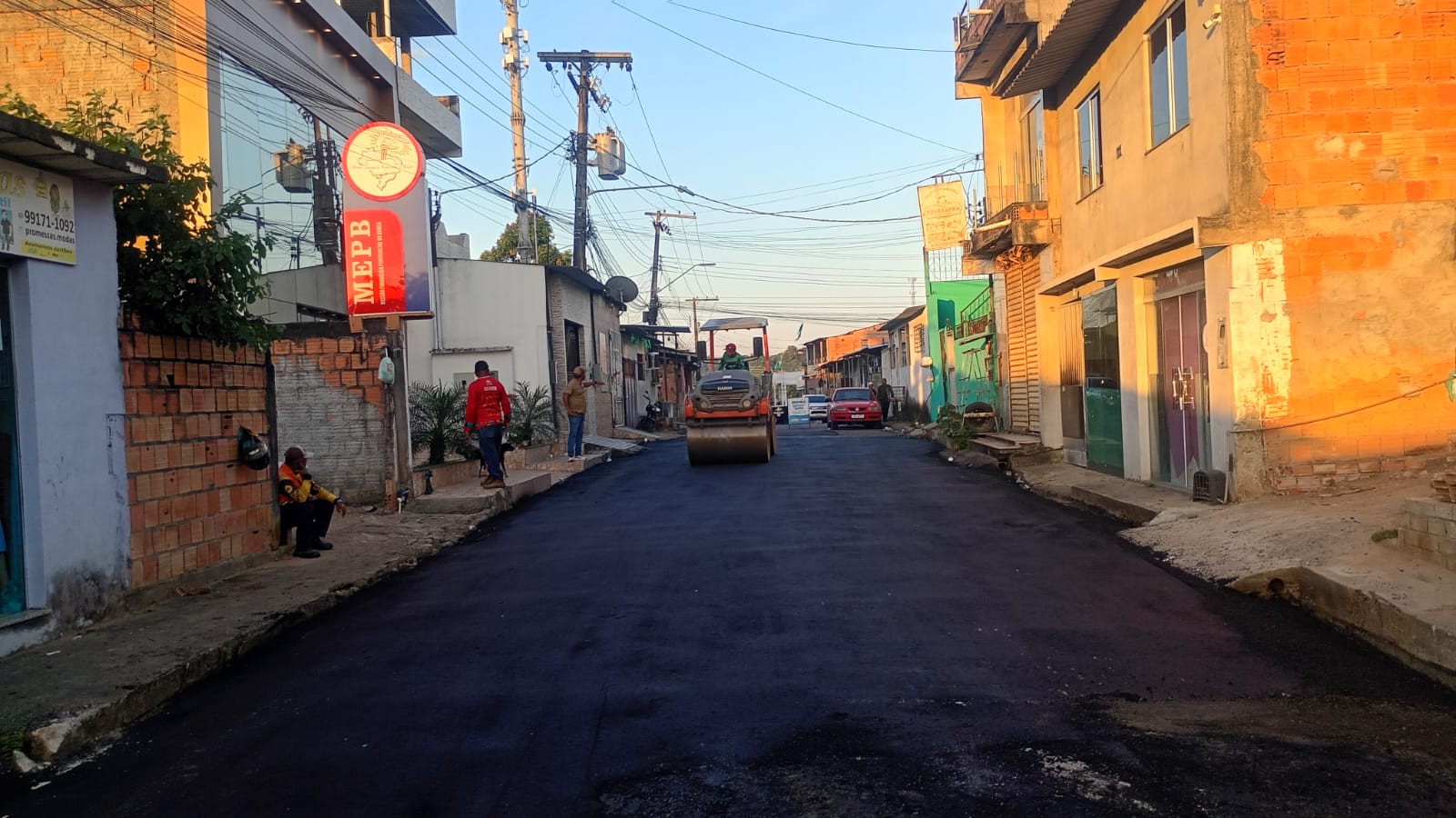 Val Paraíso recebe recuperação asfáltica em Manaus