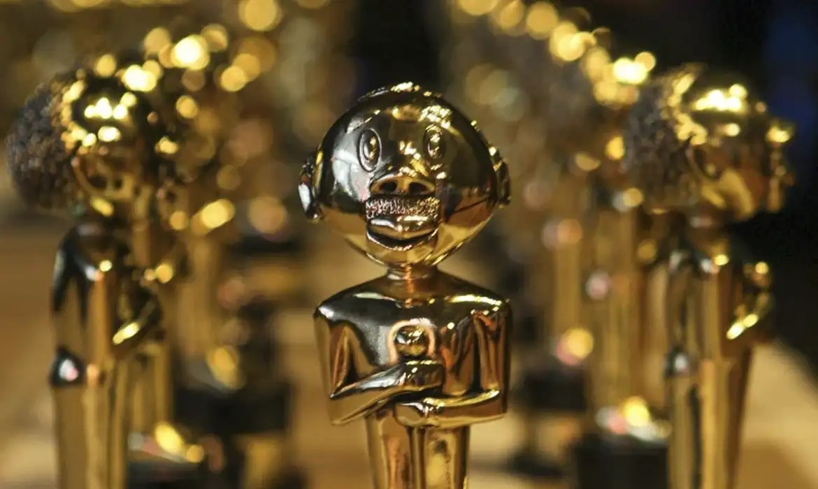 O cinema brasileiro viveu uma noite histórica durante a 25ª edição do Prêmio Grande Otelo 2026, realizada no Theatro Municipal do Rio de Janeiro. Pela primeira vez, dois filmes dividiram o troféu de Melhor Longa-Metragem de Ficção: "Manas", dirigido por Marianna Brennand, e "O Agente Secreto", de Kleber Mendonça Filho. A cerimônia reuniu artistas, cineastas e profissionais do audiovisual para celebrar as principais produções nacionais do último ano.