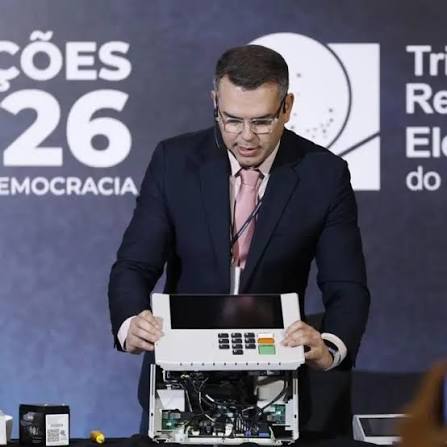 TRE-RJ desmonta urna eletrônica em demonstração pública