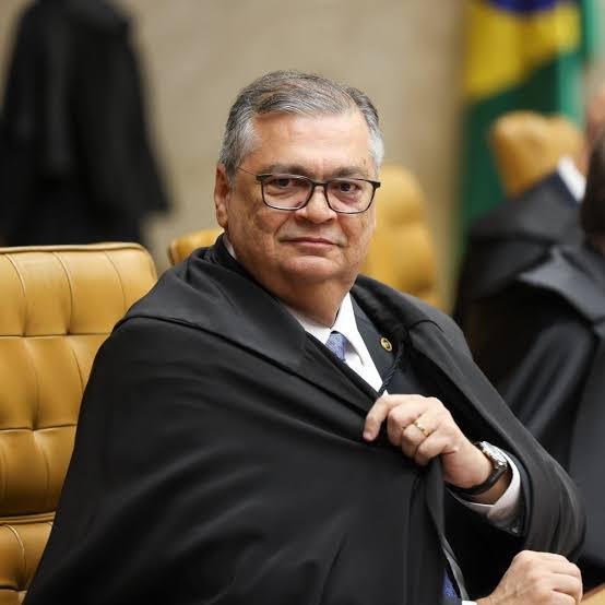 Dino aciona PF por irregularidades de R$ 55,4 milhões nas emendas Pix