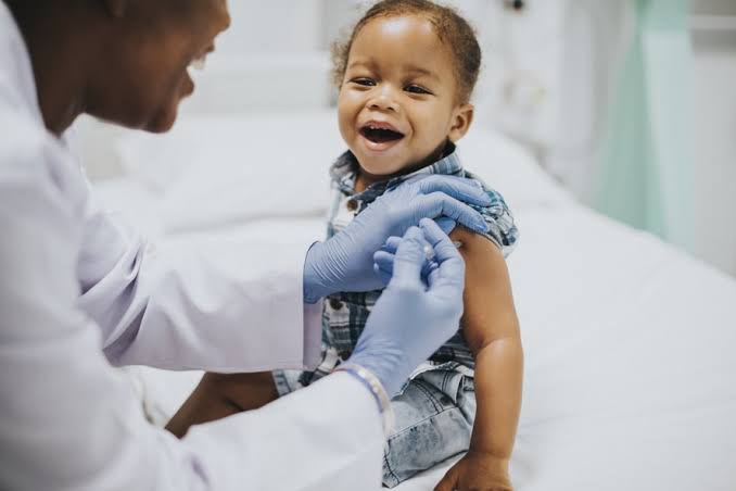OMS alerta sobre vacinação infantil após mudança nos EUA